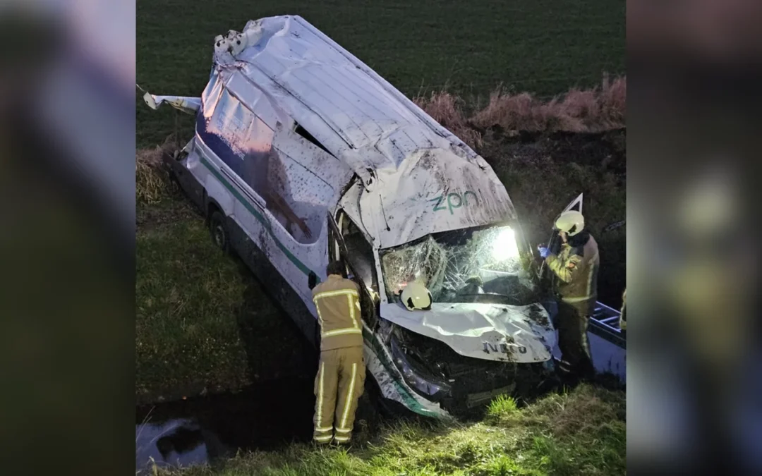Bestelbus uit Gieten slaat over de kop bij De Punt