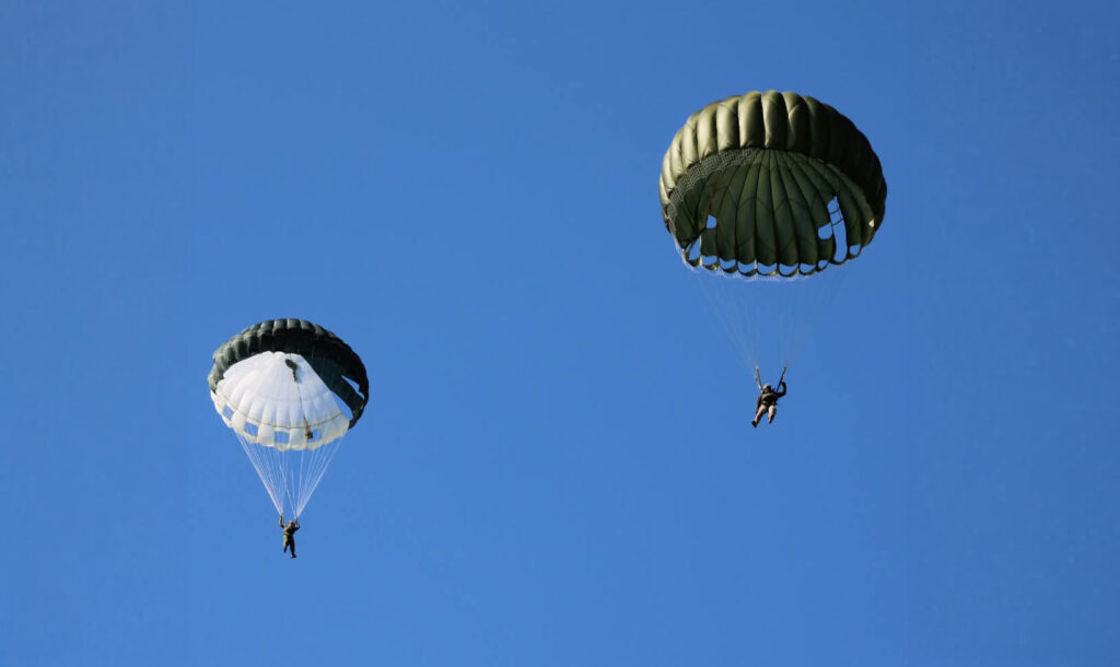 Parachutisten herdenken Operation Amherst boven Schoonloo